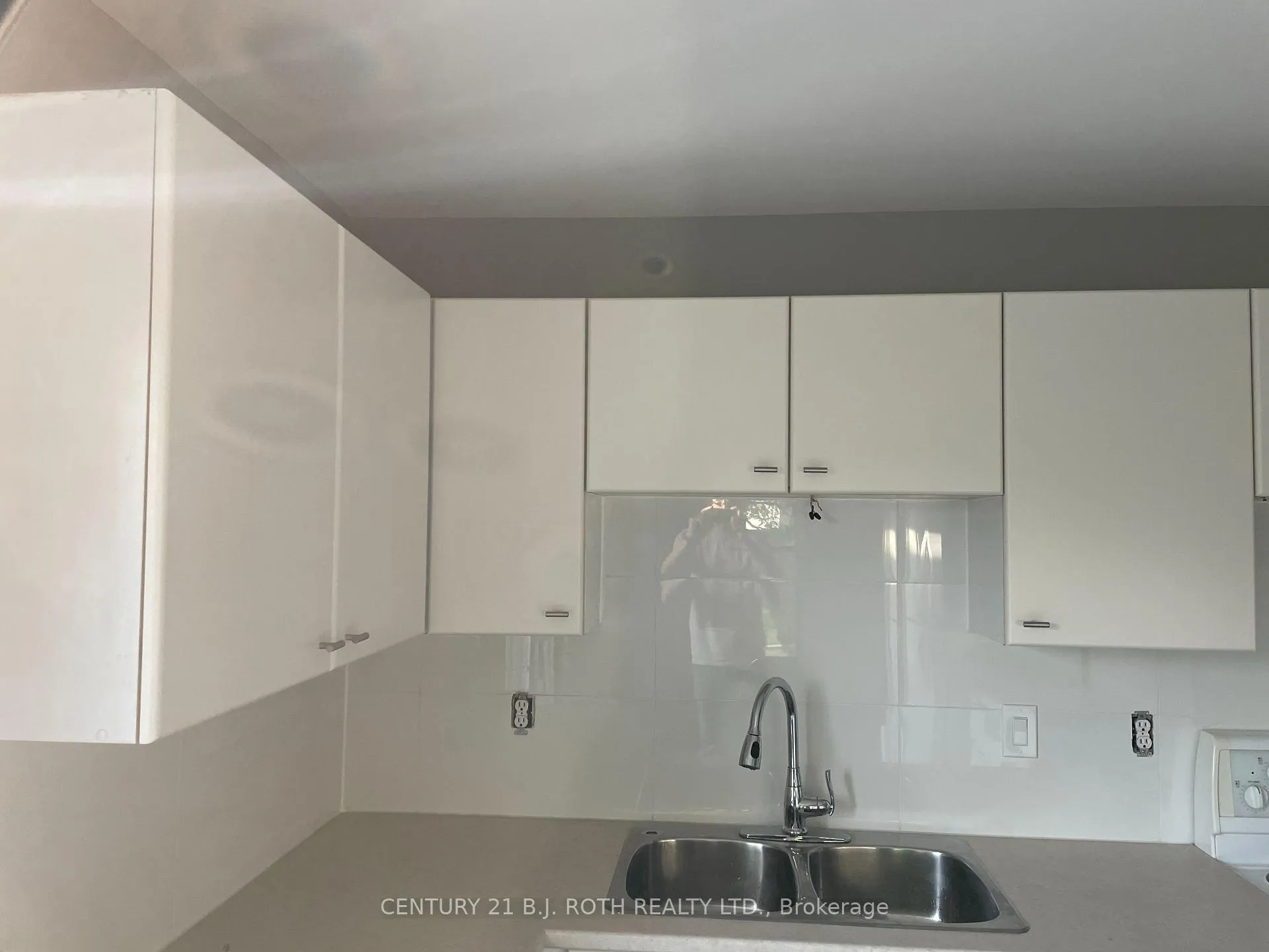 Photo 3 of 11 Herrell Avenue, Barrie, Painswick North — HOMEH