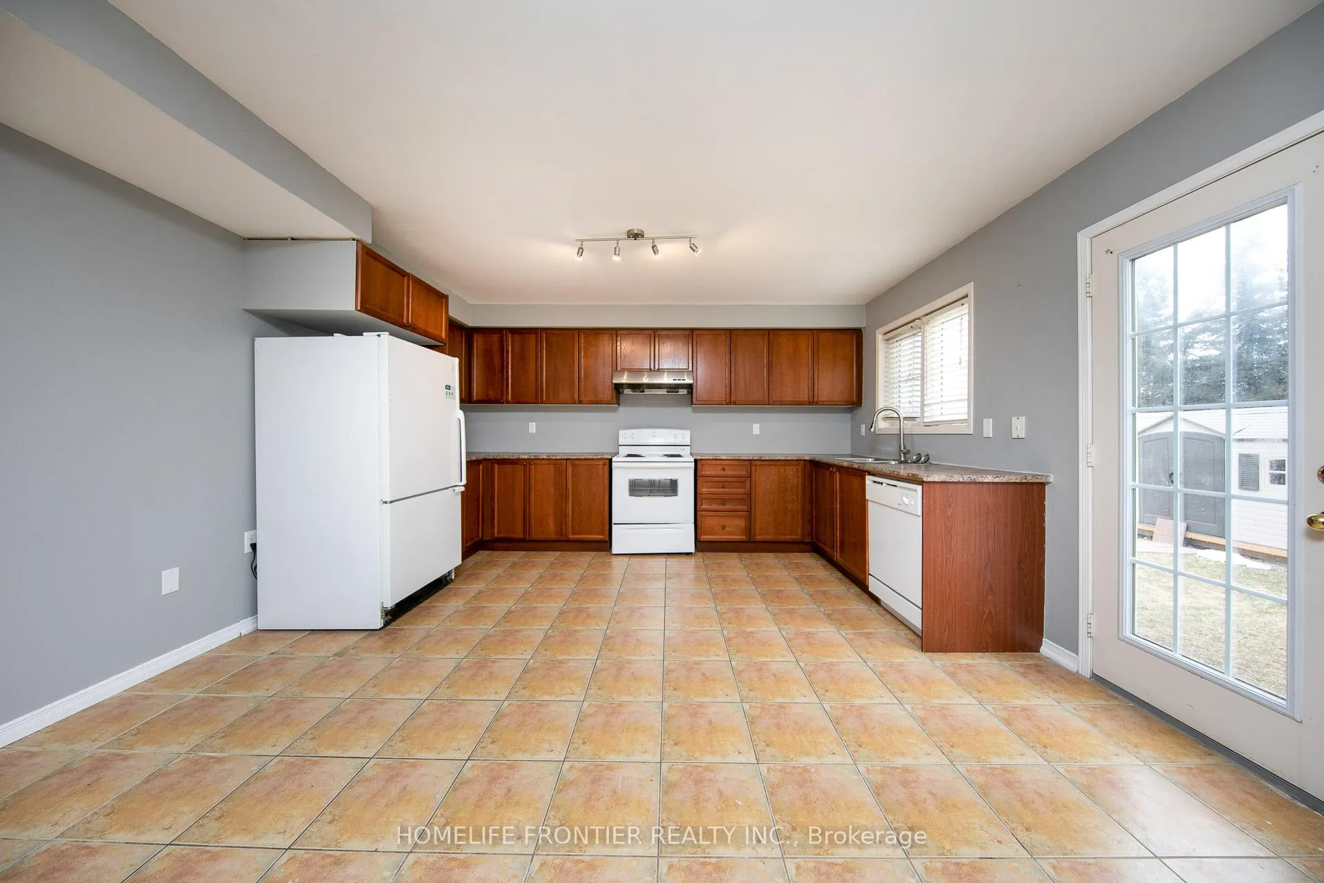 Photo 7 of 119 Norland Circle, Oshawa, Windfields — HOMEH