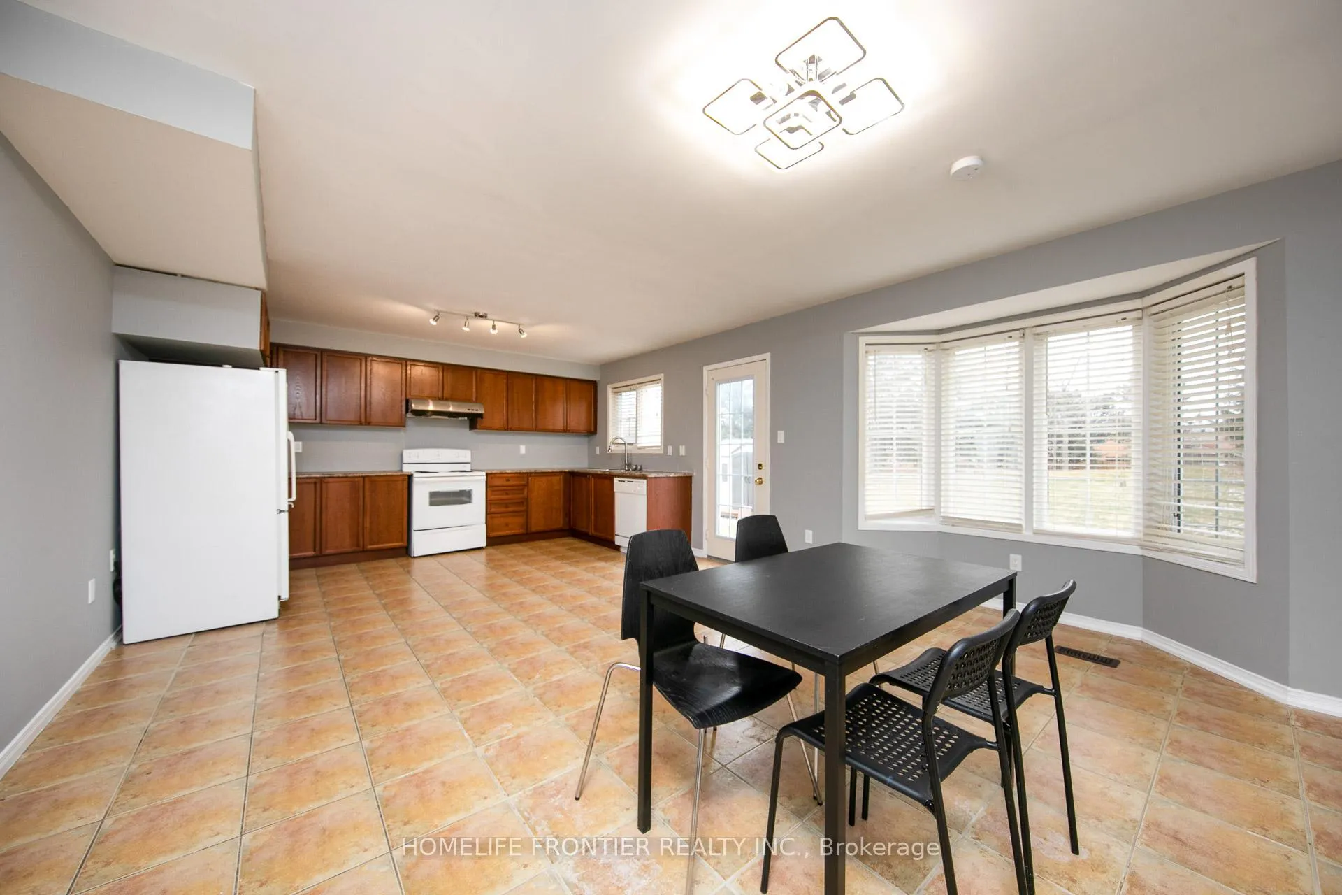 Photo 8 of 119 Norland Circle, Oshawa, Windfields — HOMEH