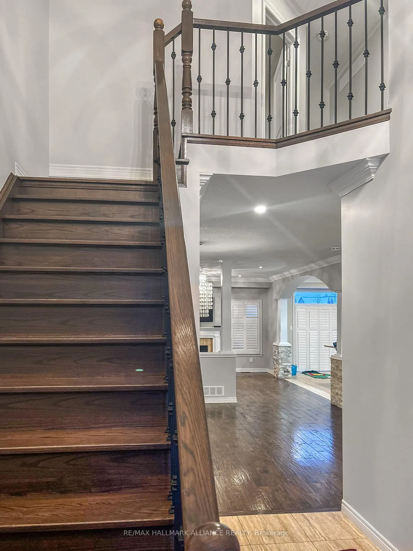 Photo 3 of 29 Springwood Drive, Hamilton, Stoney Creek — HOMEH