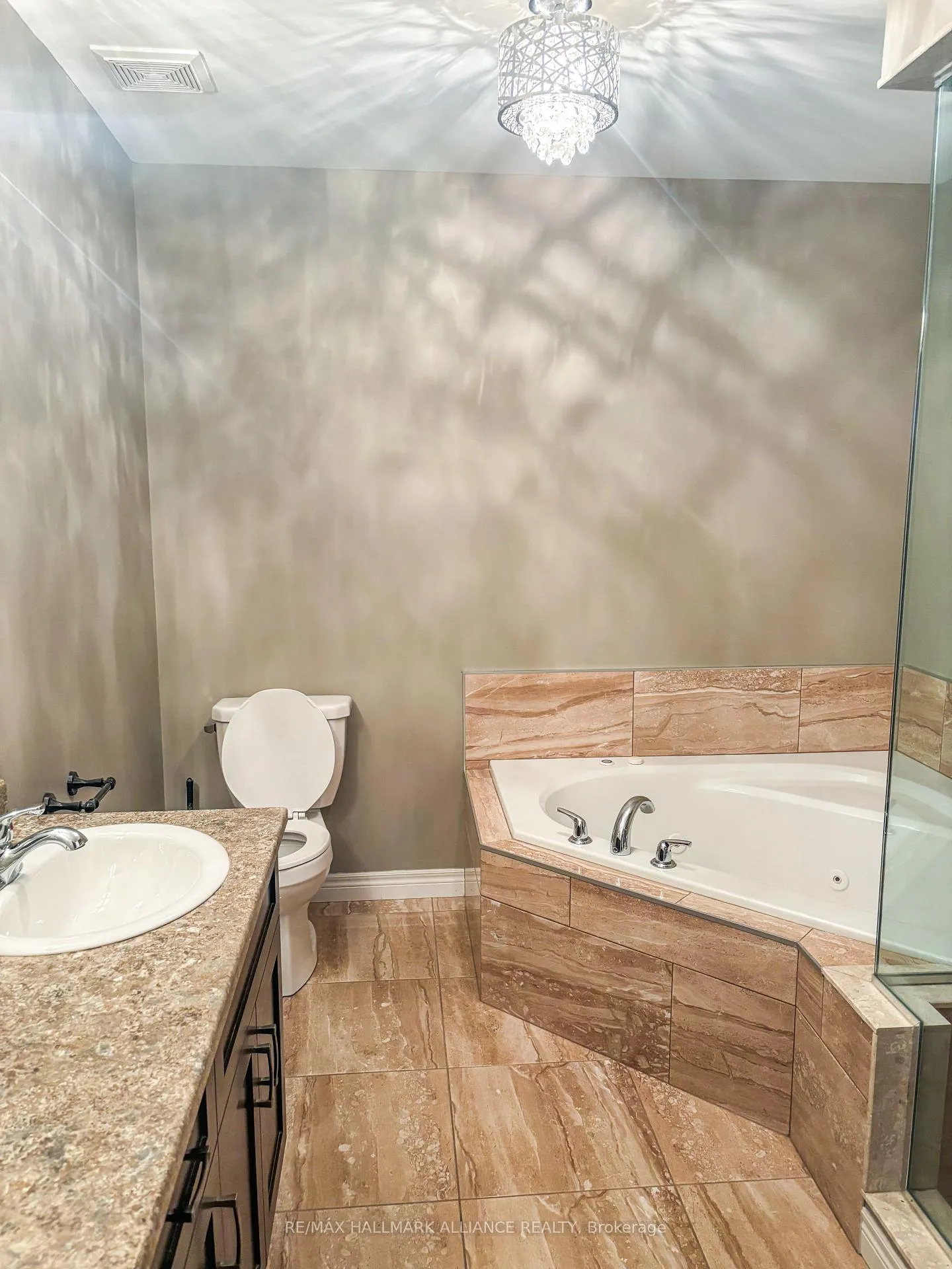 Photo 14 of 29 Springwood Drive, Hamilton, Stoney Creek — HOMEH