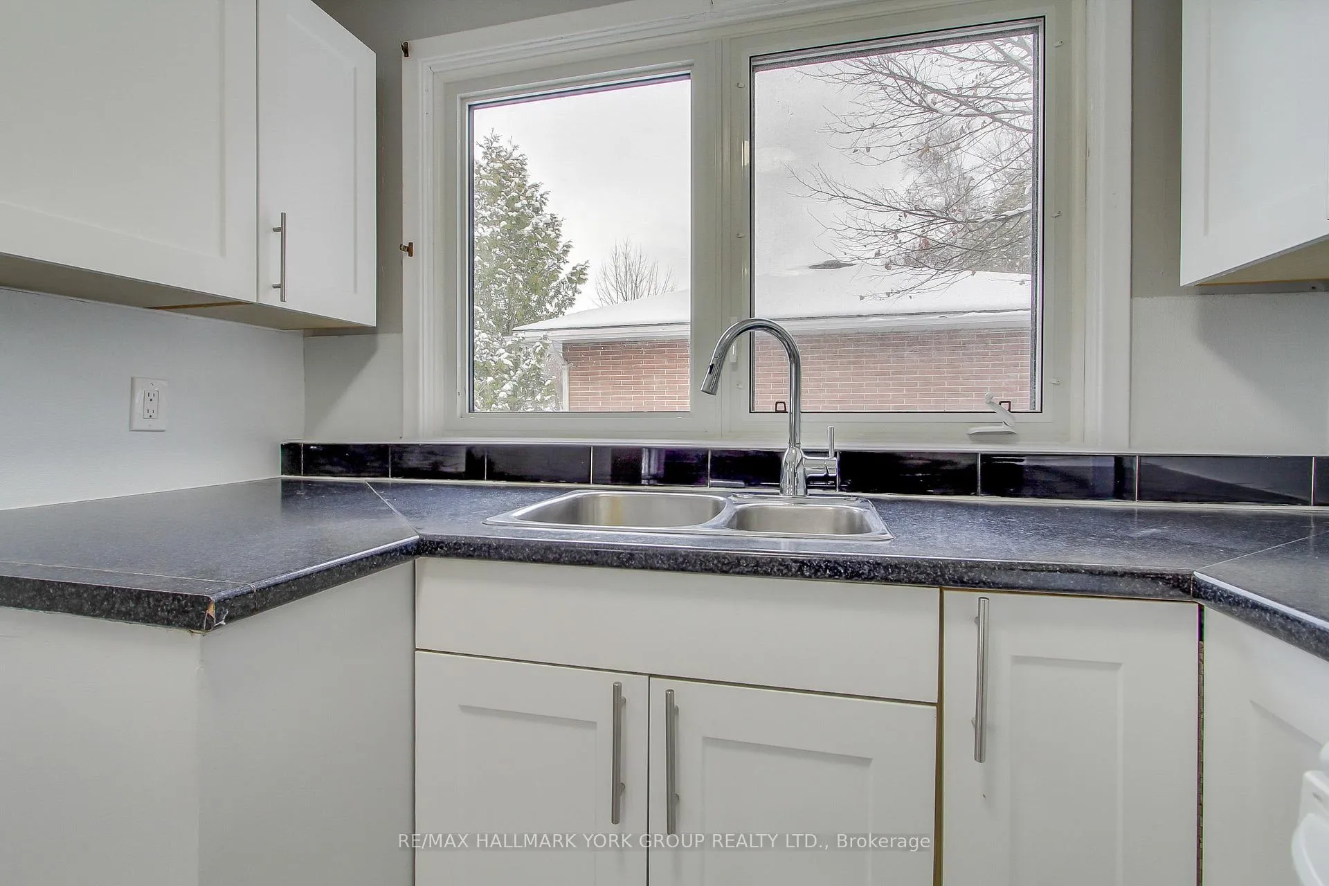 Photo 11 of 183 Wellington Street E, Barrie, Wellington — HOMEH