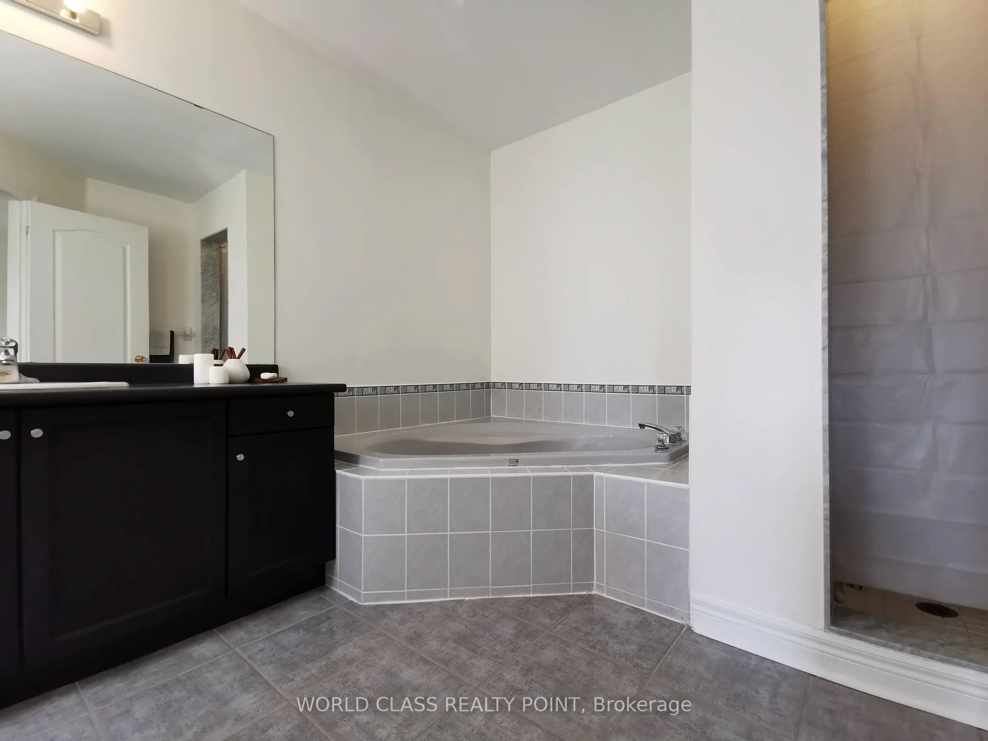 Photo 26 of 122 Gamble Glen Crescent, Richmond Hill, Westbrook — HOMEH