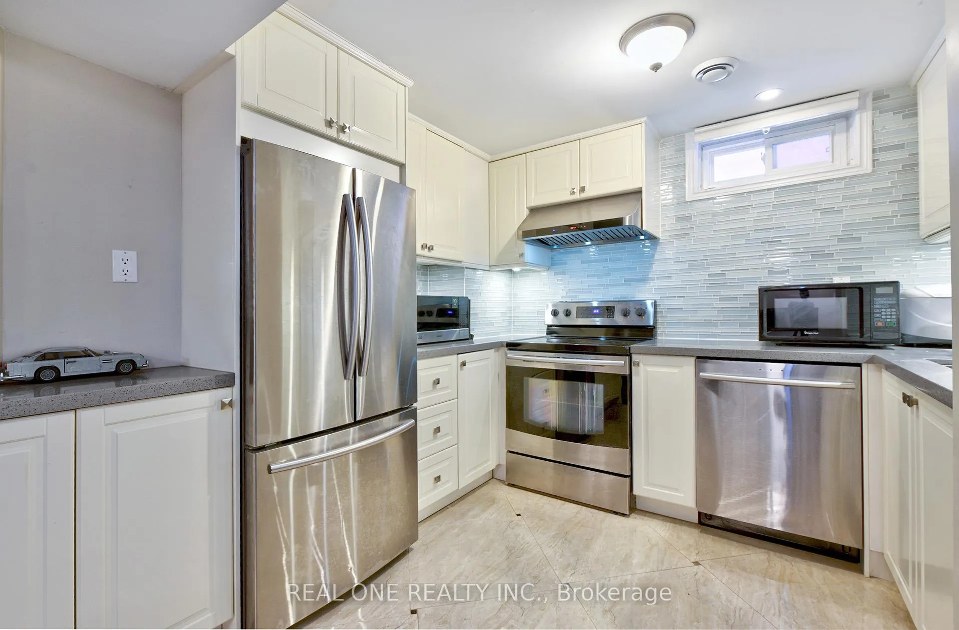 Photo 5 of 90 Morrison Crescent, Markham, Buttonville — HOMEH