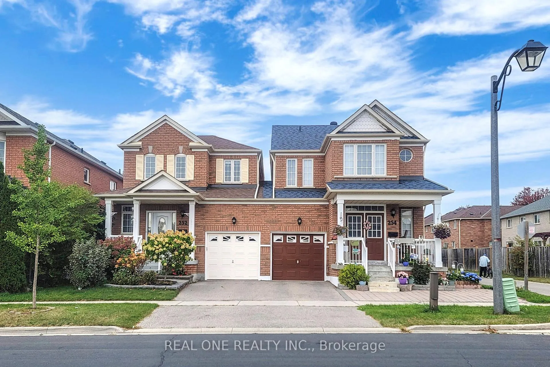 Photo 1 of 252 Stonebridge Drive, Markham, Berczy — HOMEH