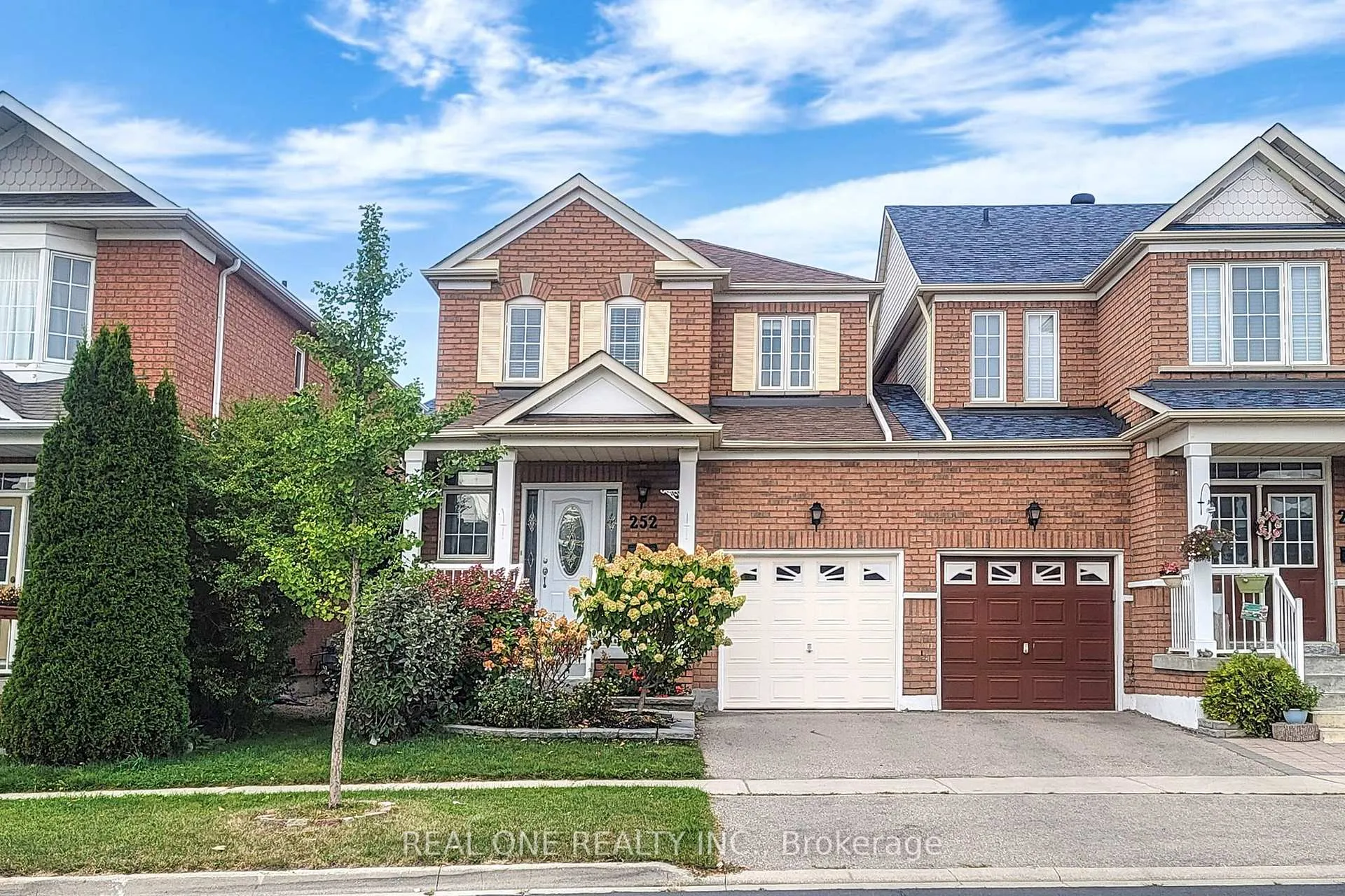 Photo 2 of 252 Stonebridge Drive, Markham, Berczy — HOMEH
