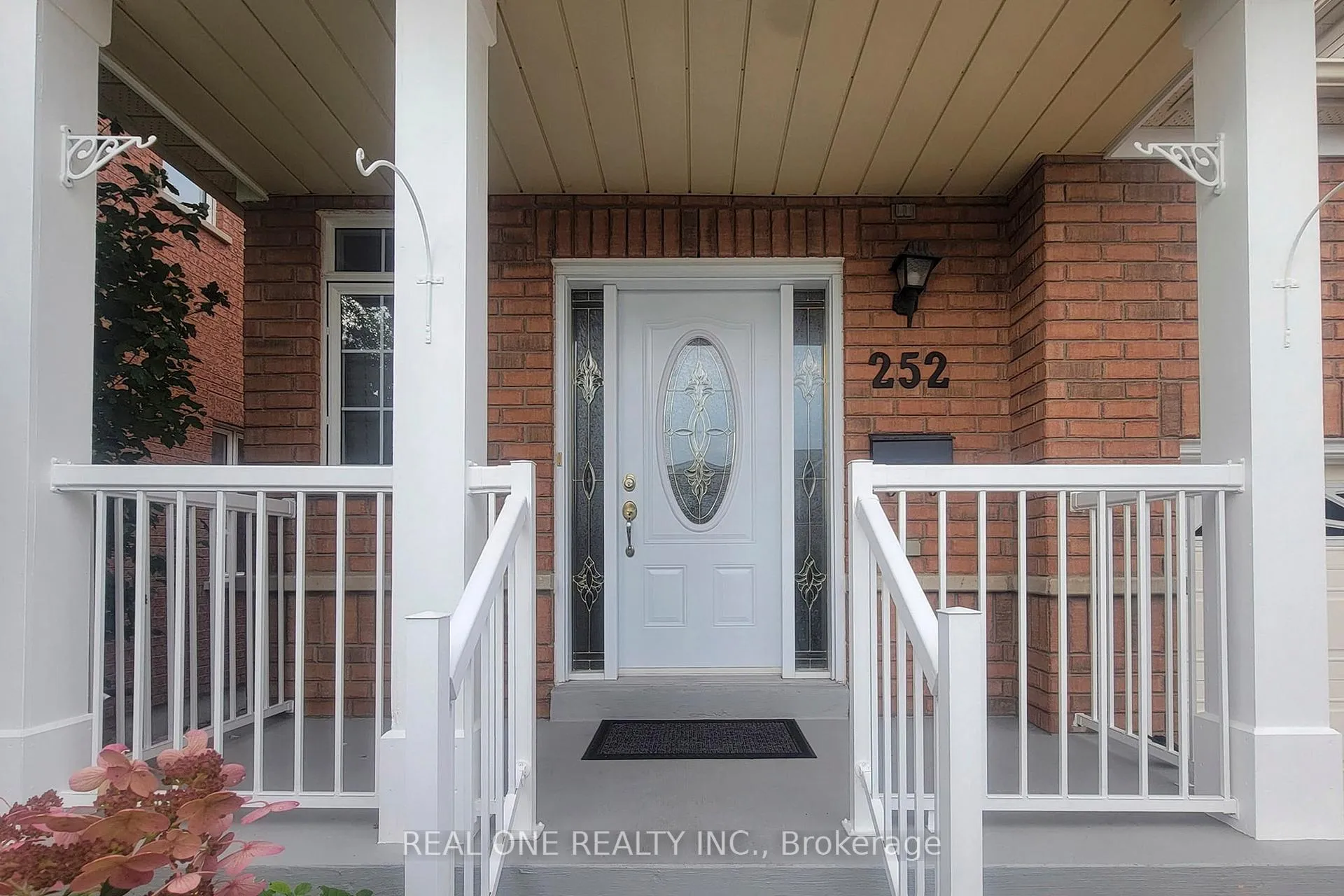 Photo 4 of 252 Stonebridge Drive, Markham, Berczy — HOMEH