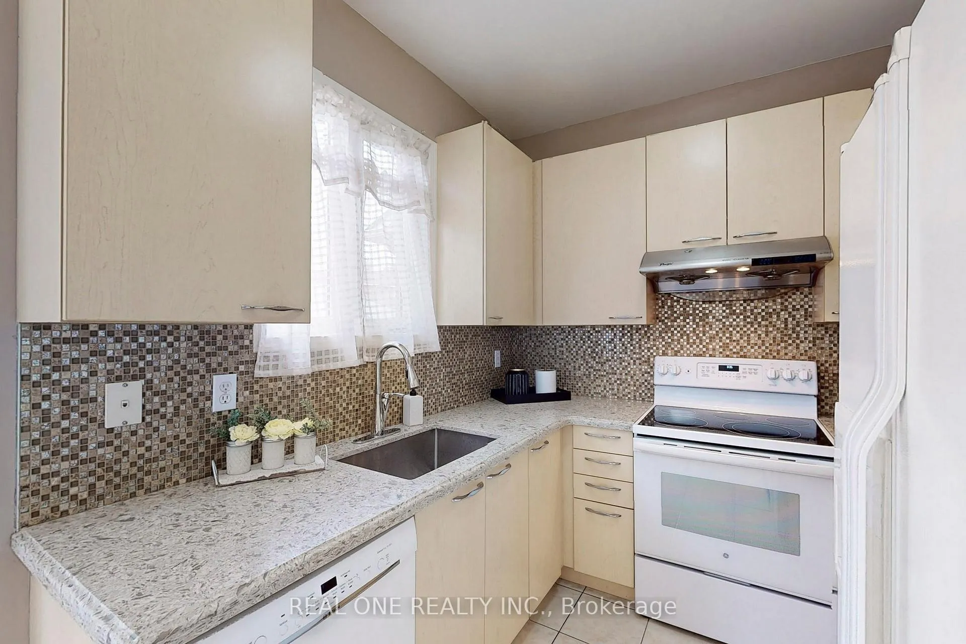 Photo 14 of 252 Stonebridge Drive, Markham, Berczy — HOMEH