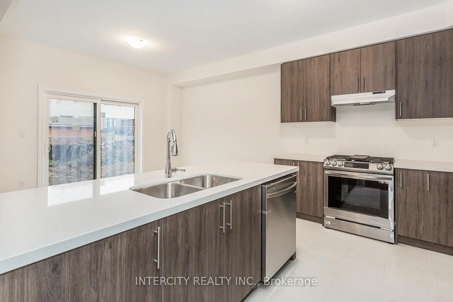 Photo 11 of 299 Fleetwood Drive, Oshawa, Eastdale — HOMEH