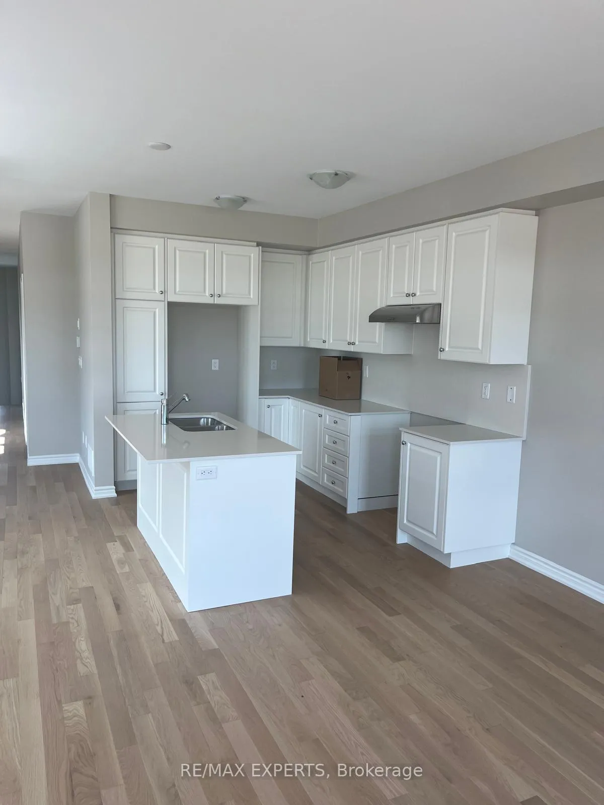 Photo 3 of 111 Greer Street, Barrie, Rural Barrie Southeast — HOMEH