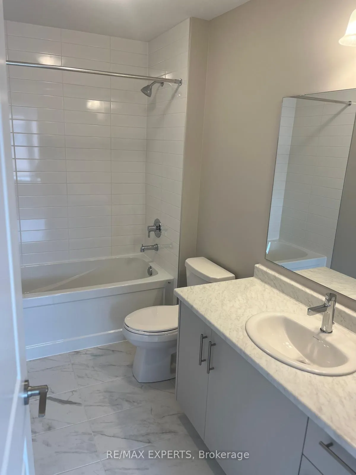 Photo 5 of 111 Greer Street, Barrie, Rural Barrie Southeast — HOMEH
