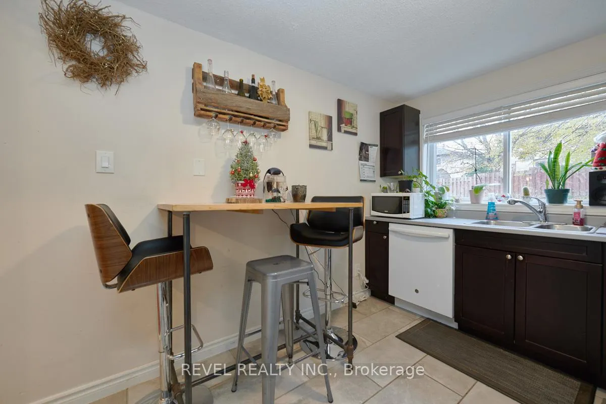 Photo 4 of Unit Upper, 88 Fox Run, Barrie, Letitia Heights — HOMEH