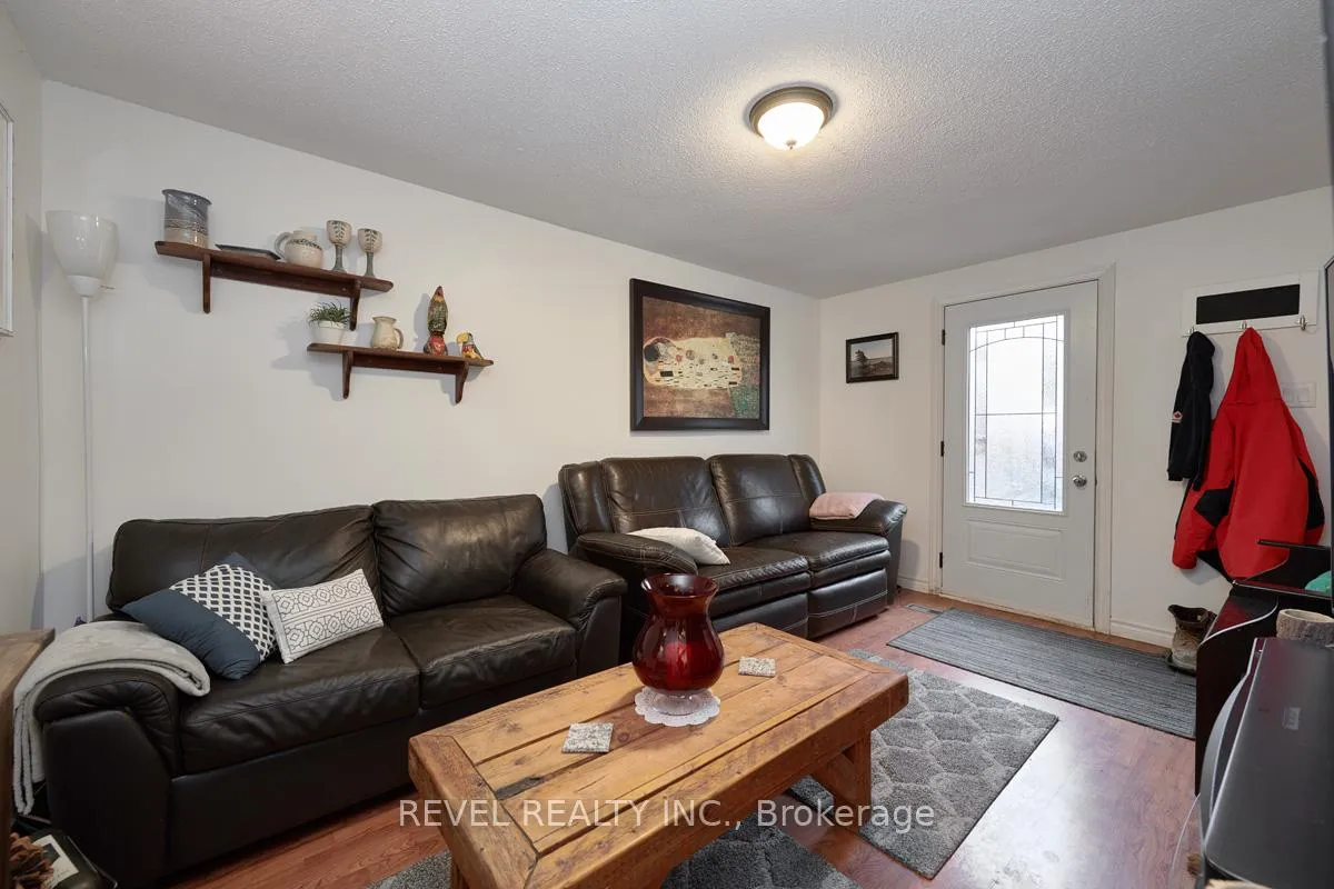 Photo 5 of Unit Upper, 88 Fox Run, Barrie, Letitia Heights — HOMEH