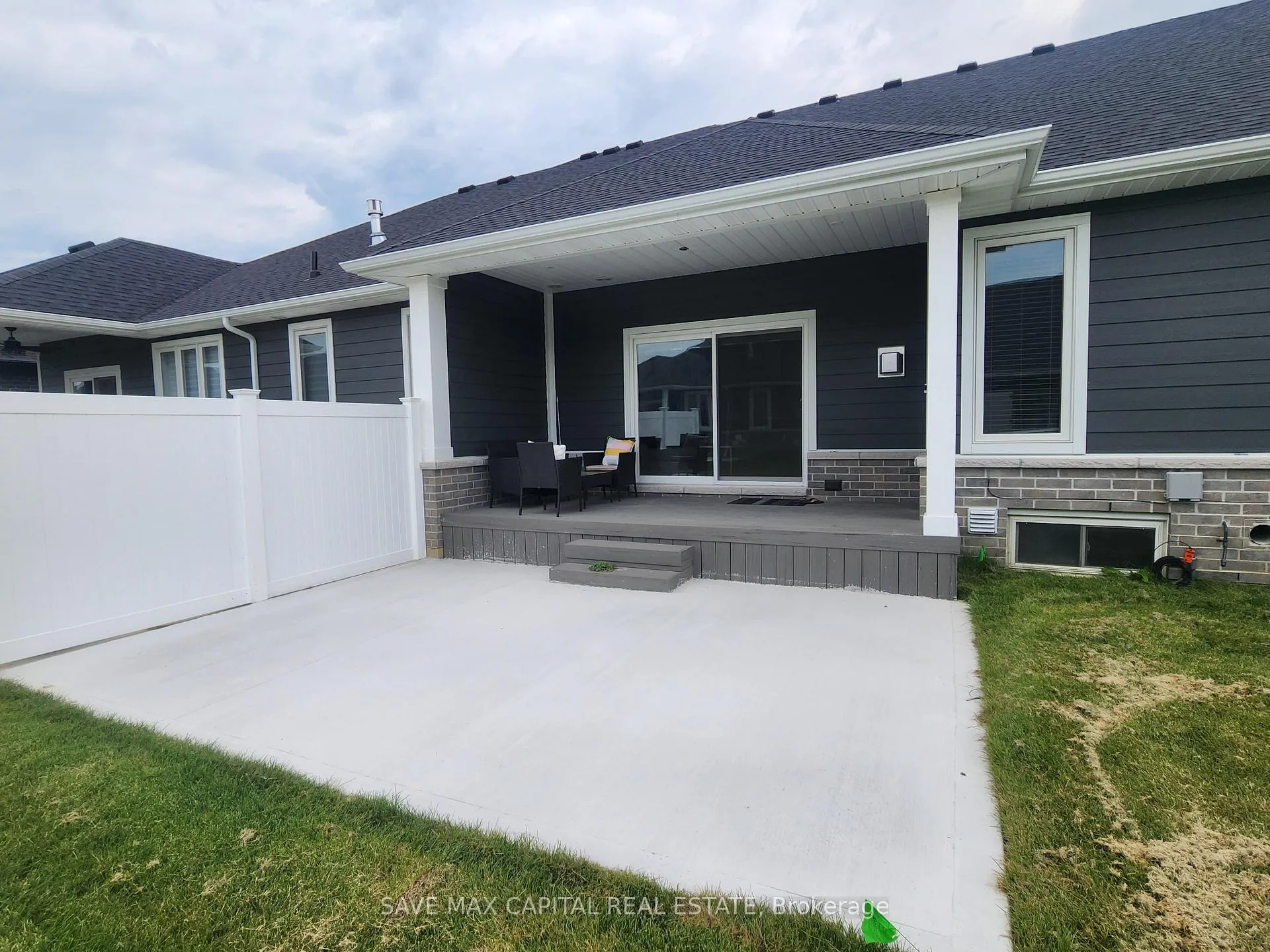 Photo 2 of 402 Caserta Crescent, Lakeshore — HOMEH
