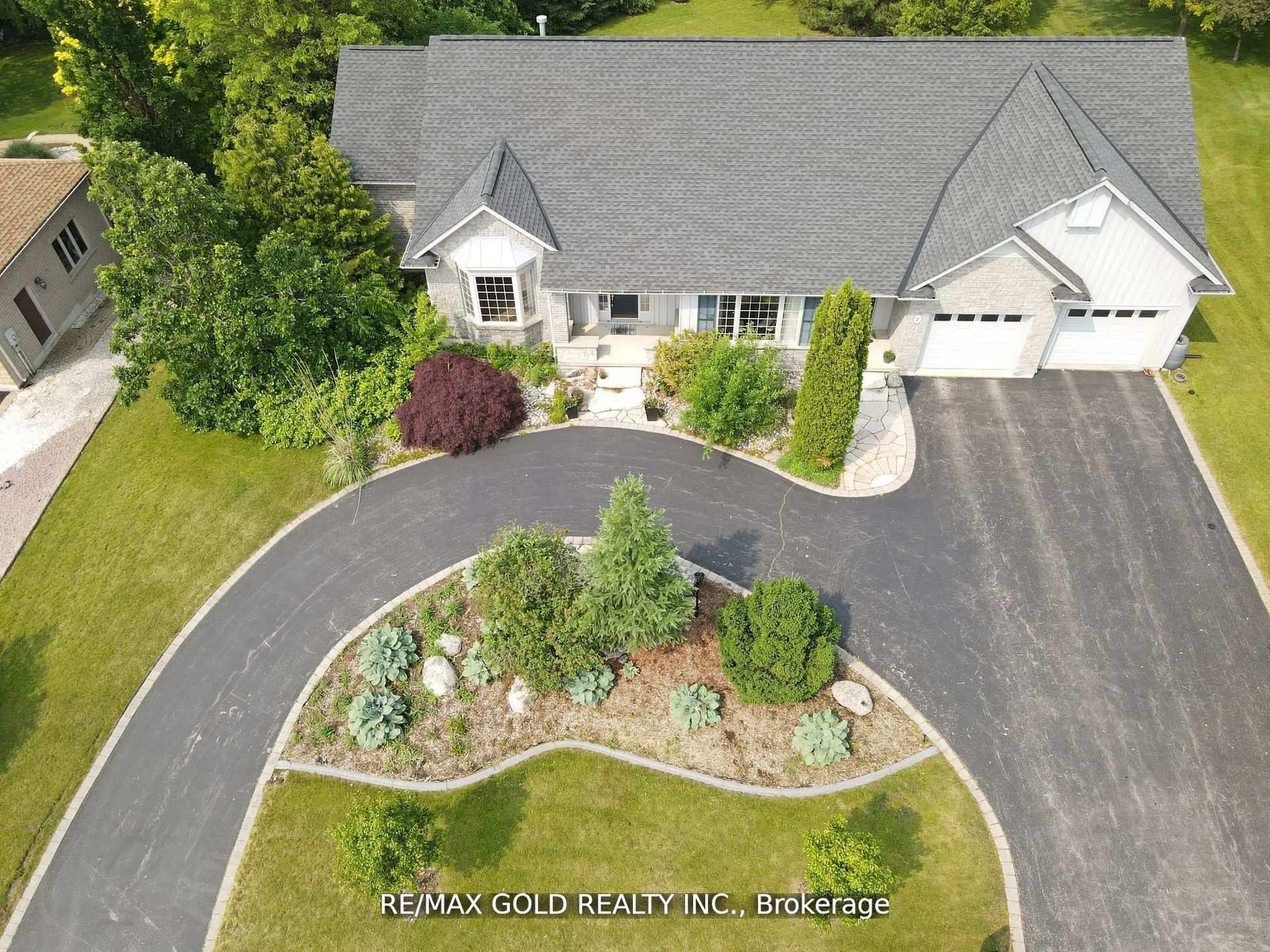 Photo 2 of 7 Maryheather Crescent, Hamilton, Freelton — HOMEH