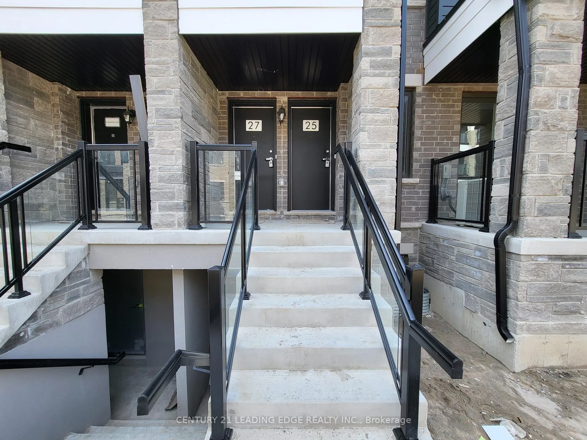 Photo 2 of 27 Magnolia Lane, Barrie, Innis-Shore — HOMEH