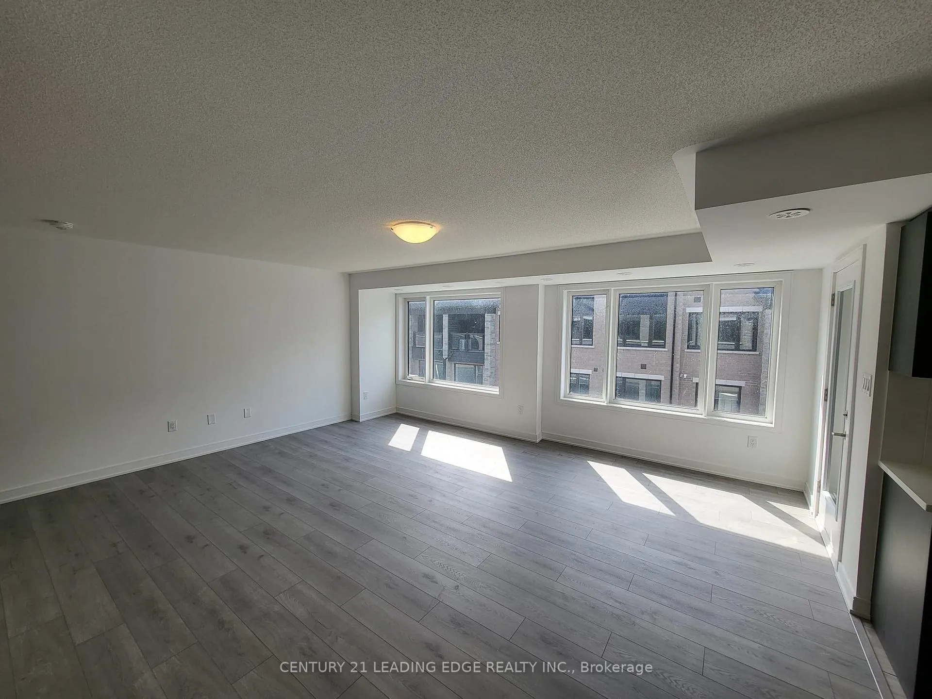 Photo 3 of 27 Magnolia Lane, Barrie, Innis-Shore — HOMEH
