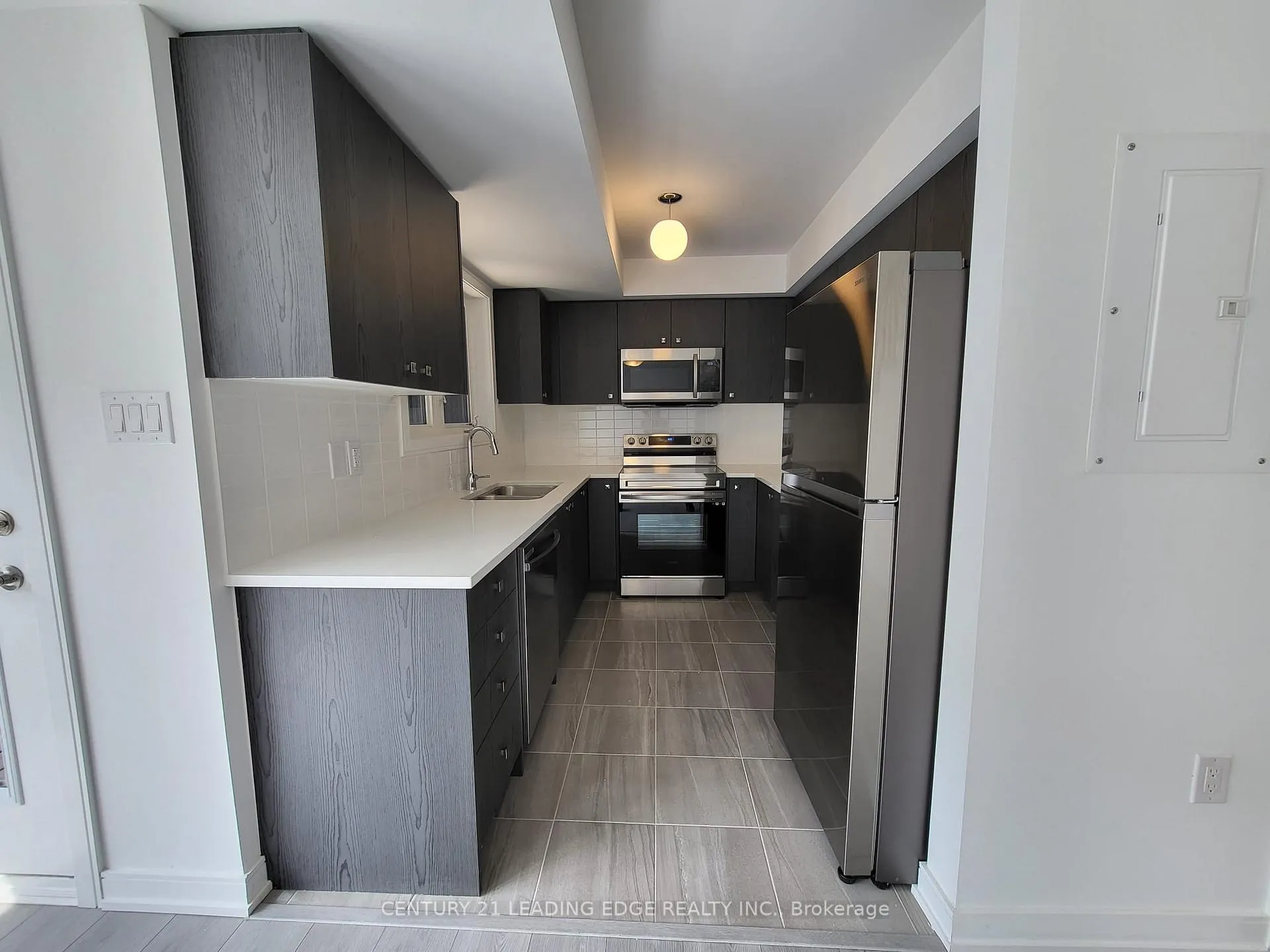 Photo 5 of 27 Magnolia Lane, Barrie, Innis-Shore — HOMEH
