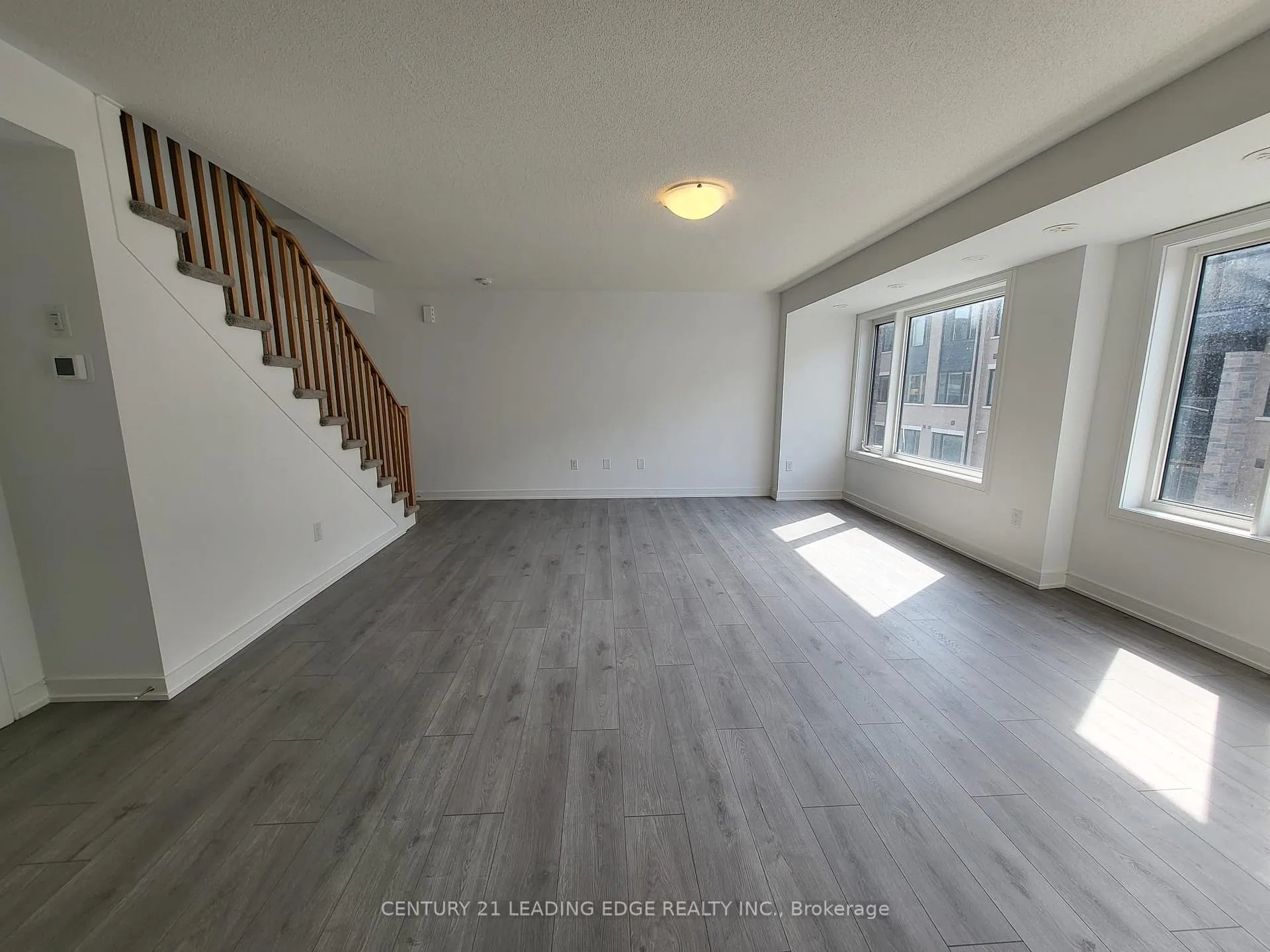 Photo 10 of 27 Magnolia Lane, Barrie, Innis-Shore — HOMEH