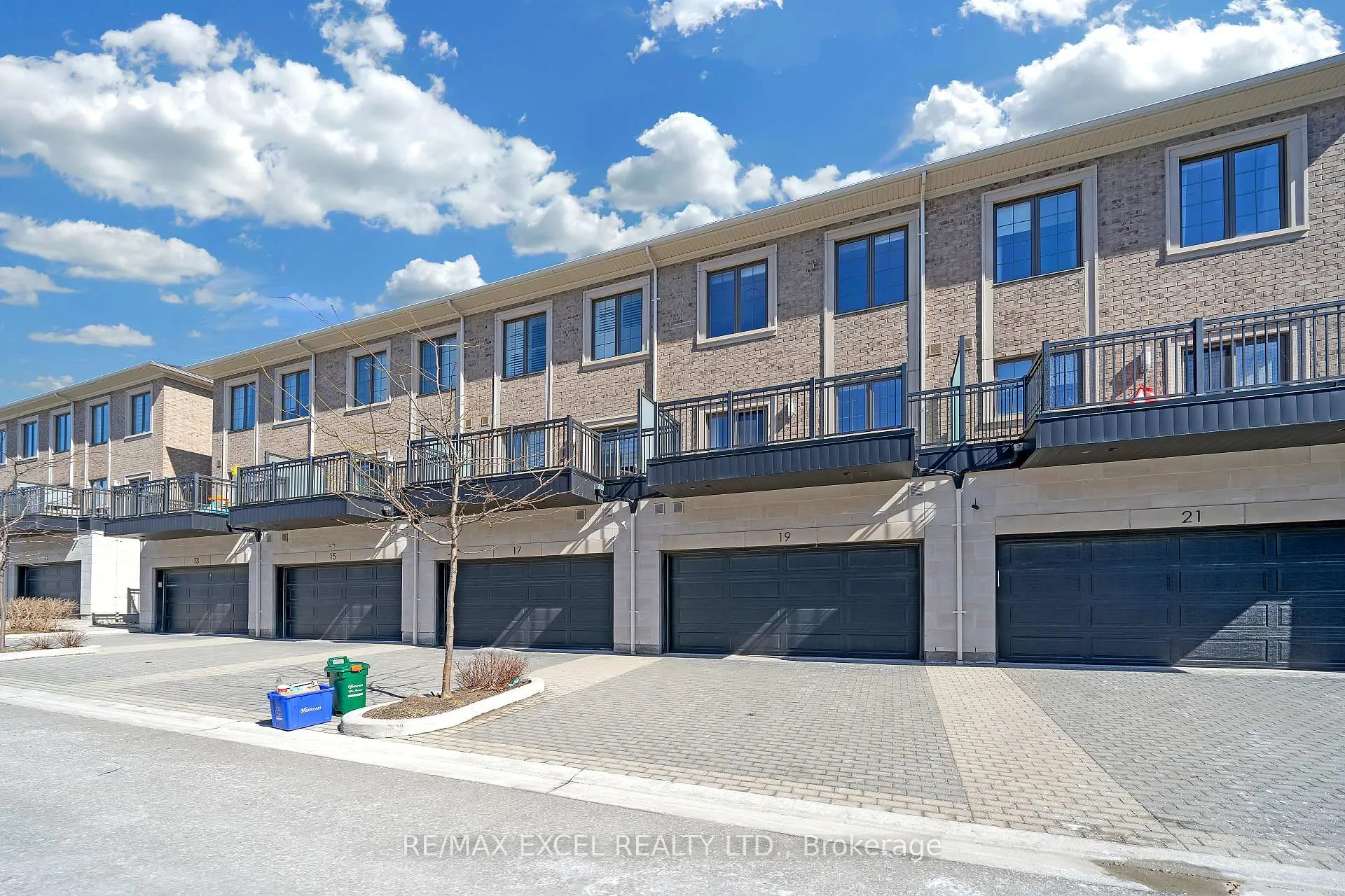 Photo 2 of 19 Sir Frederick Banting Way, Markham, Unionville — HOMEH