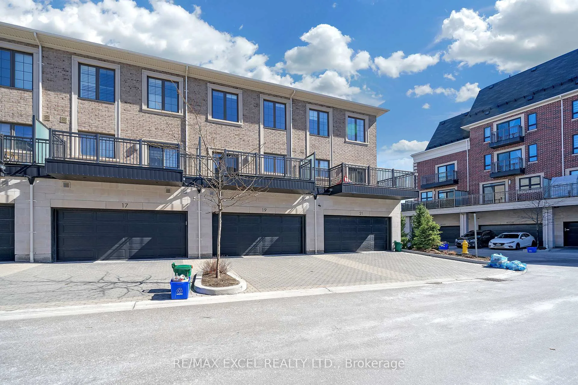 Photo 3 of 19 Sir Frederick Banting Way, Markham, Unionville — HOMEH