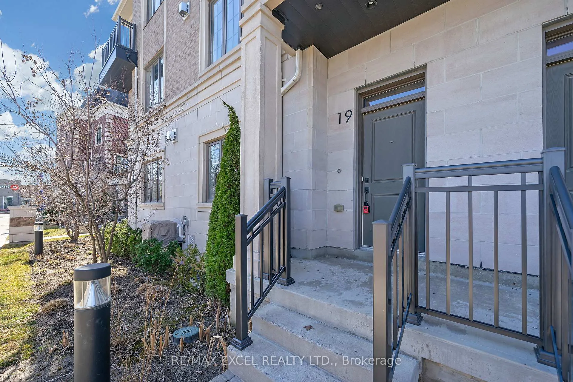 Photo 5 of 19 Sir Frederick Banting Way, Markham, Unionville — HOMEH