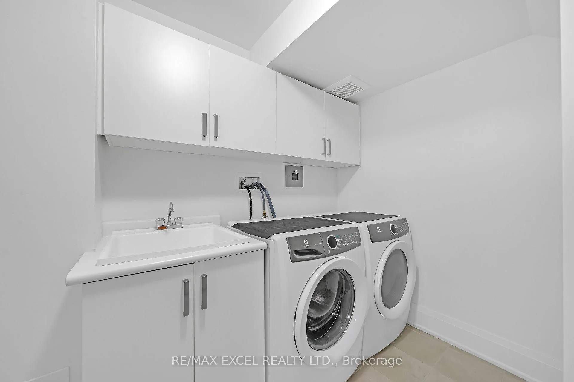 Photo 39 of 19 Sir Frederick Banting Way, Markham, Unionville — HOMEH
