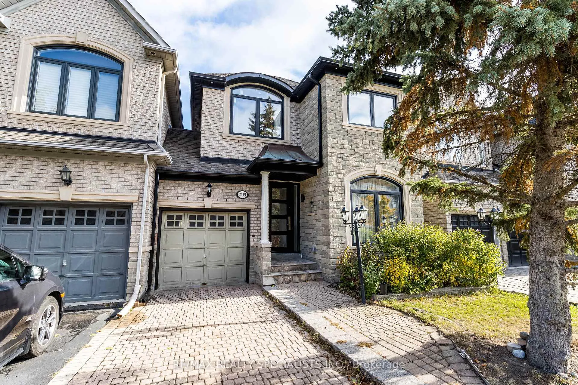 Front of 2115 Pinevalley Crescent