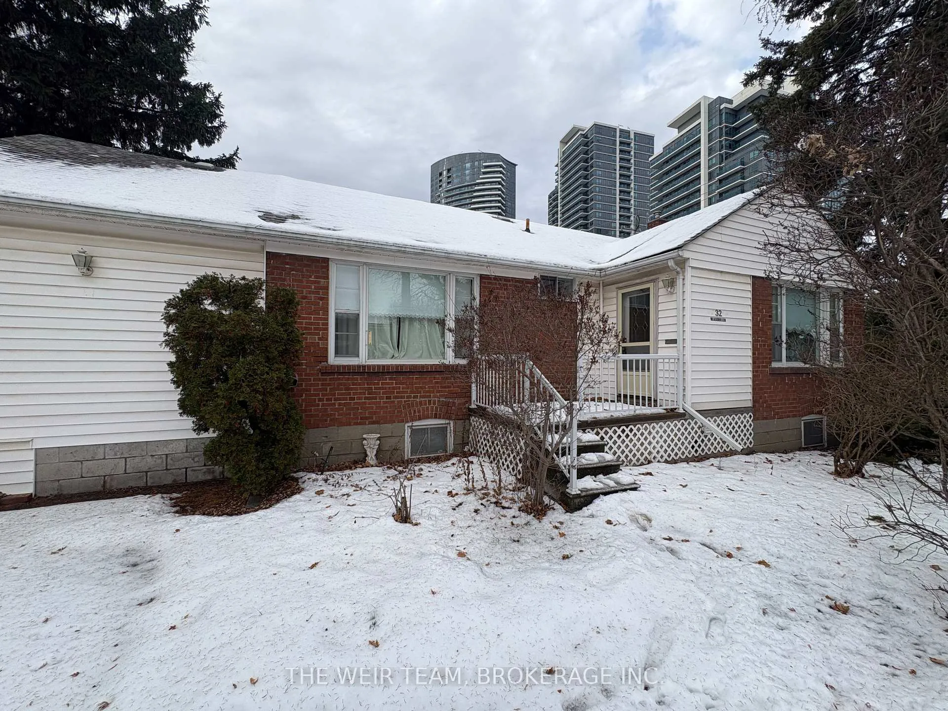 Front of 32 Meadowview Avenue