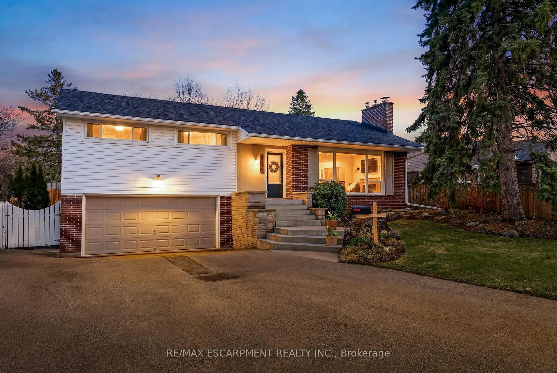 Photo 1 of 4046 Grapehill Avenue, Burlington, Shoreacres — HOMEH