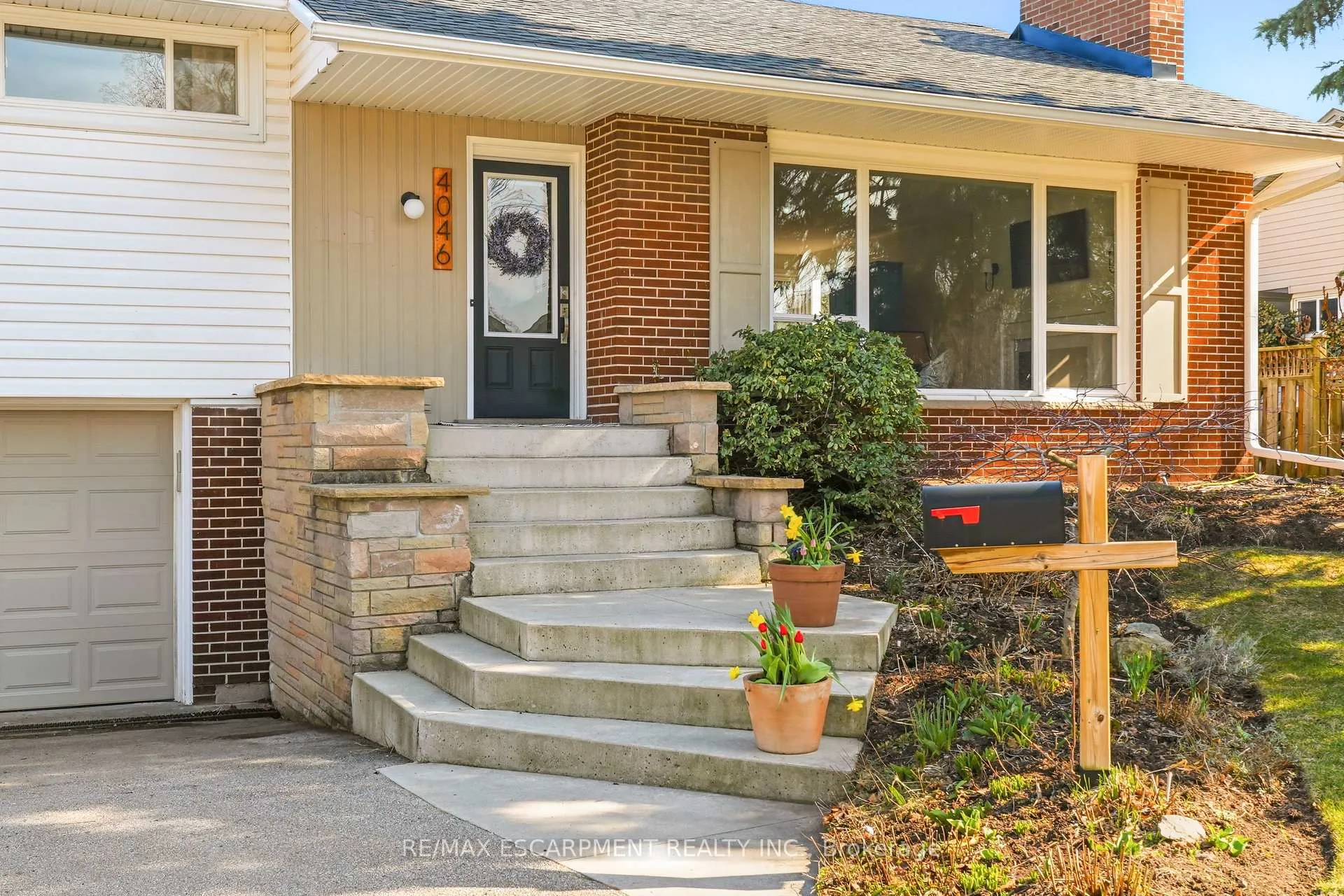Photo 2 of 4046 Grapehill Avenue, Burlington, Shoreacres — HOMEH