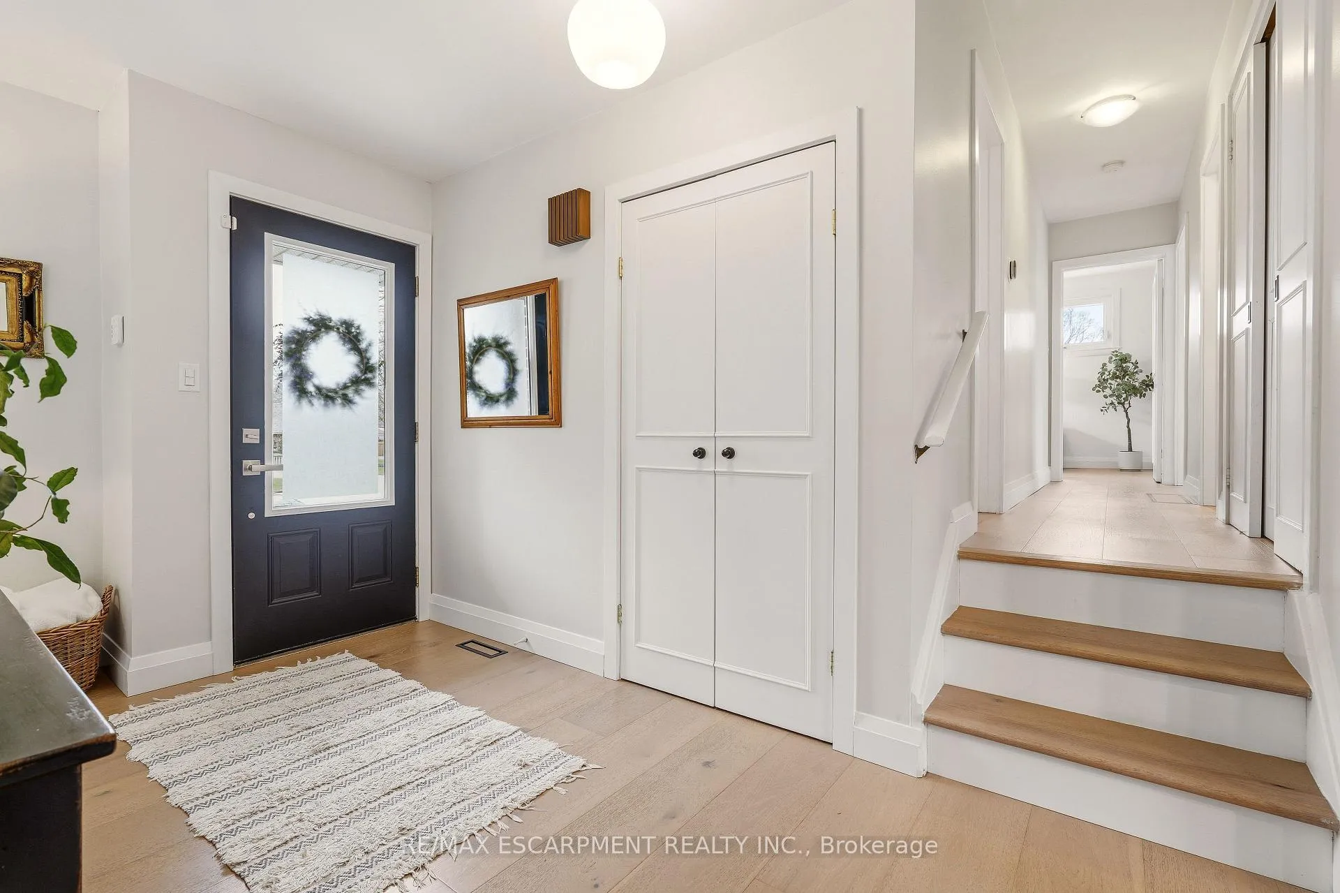 Photo 3 of 4046 Grapehill Avenue, Burlington, Shoreacres — HOMEH
