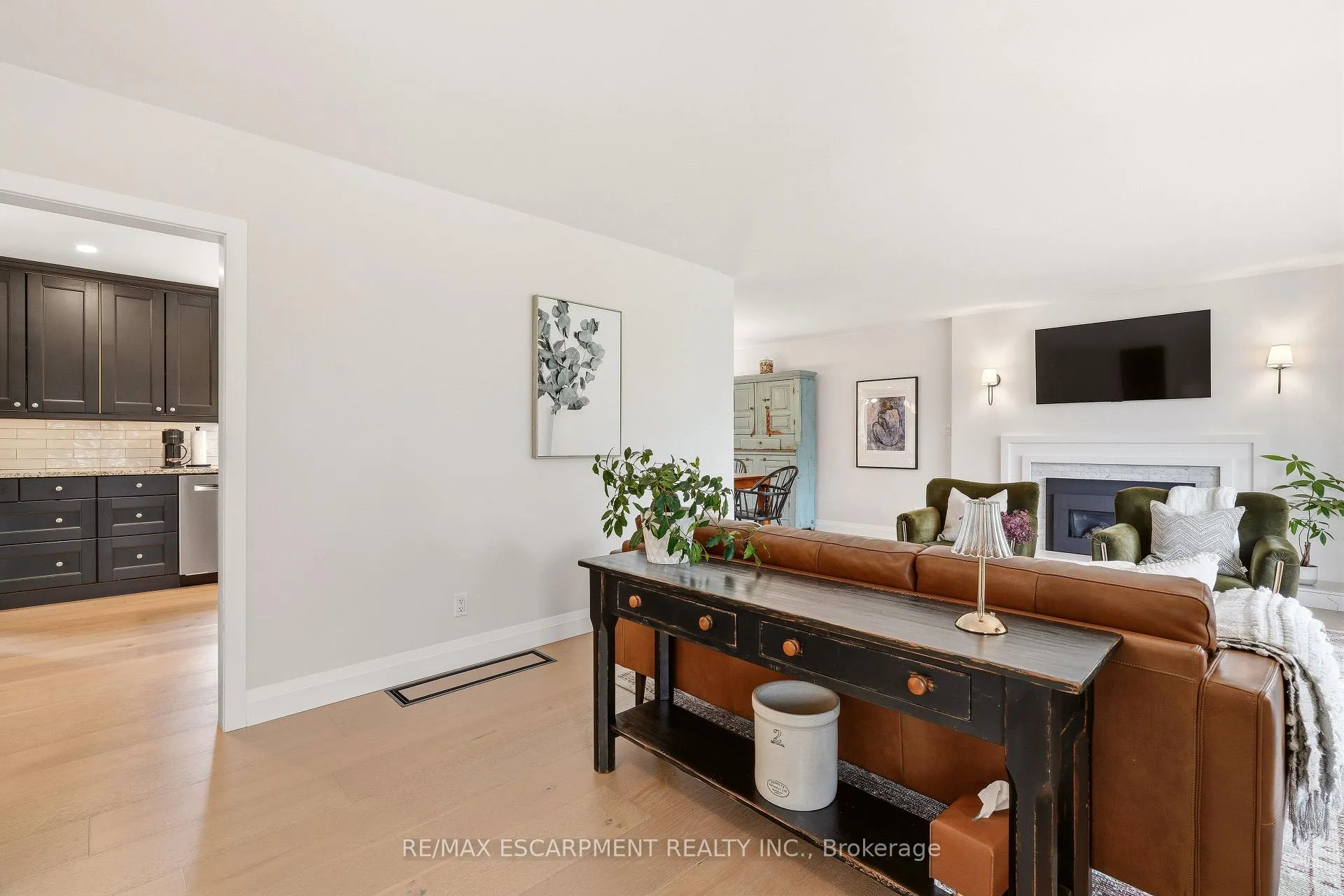 Photo 5 of 4046 Grapehill Avenue, Burlington, Shoreacres — HOMEH