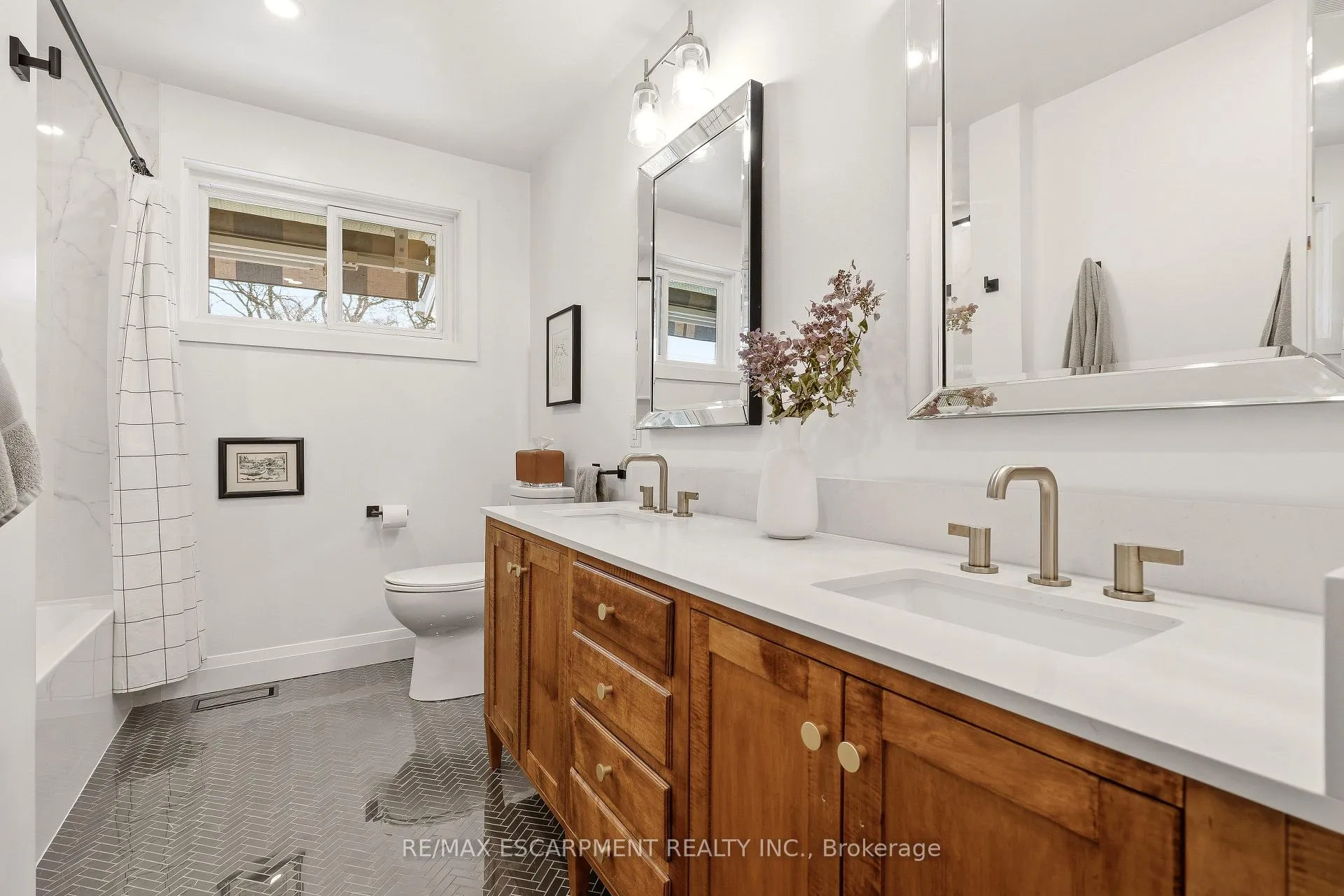 Photo 28 of 4046 Grapehill Avenue, Burlington, Shoreacres — HOMEH