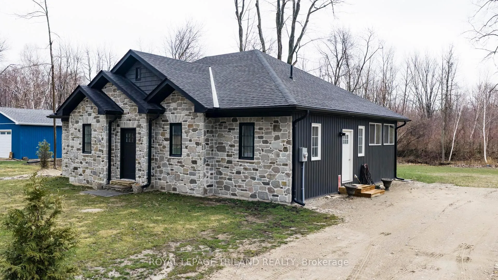 Photo 2 of 6043 Franks Road, Lambton Shores, Kettle Point — HOMEH