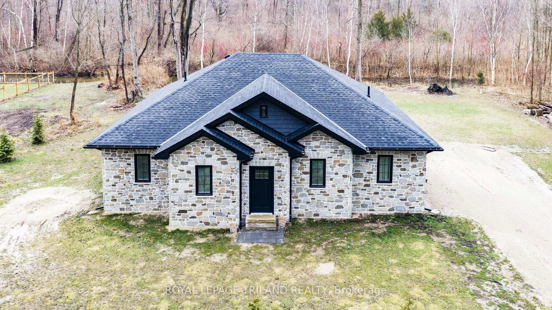 Photo 3 of 6043 Franks Road, Lambton Shores, Kettle Point — HOMEH