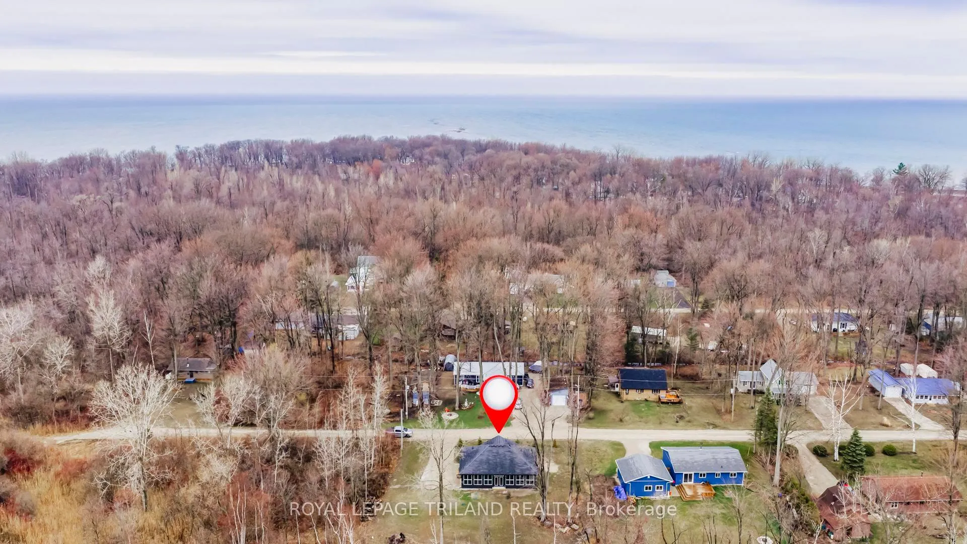 Photo 5 of 6043 Franks Road, Lambton Shores, Kettle Point — HOMEH