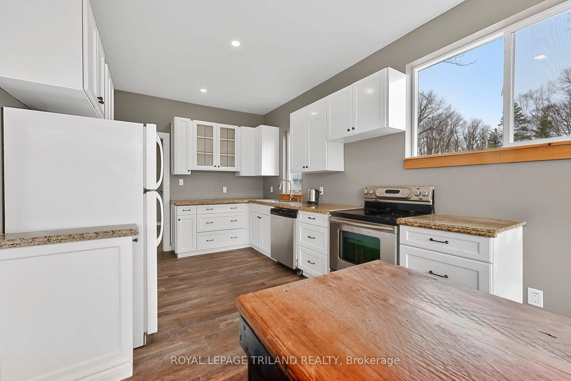 Photo 15 of 6043 Franks Road, Lambton Shores, Kettle Point — HOMEH