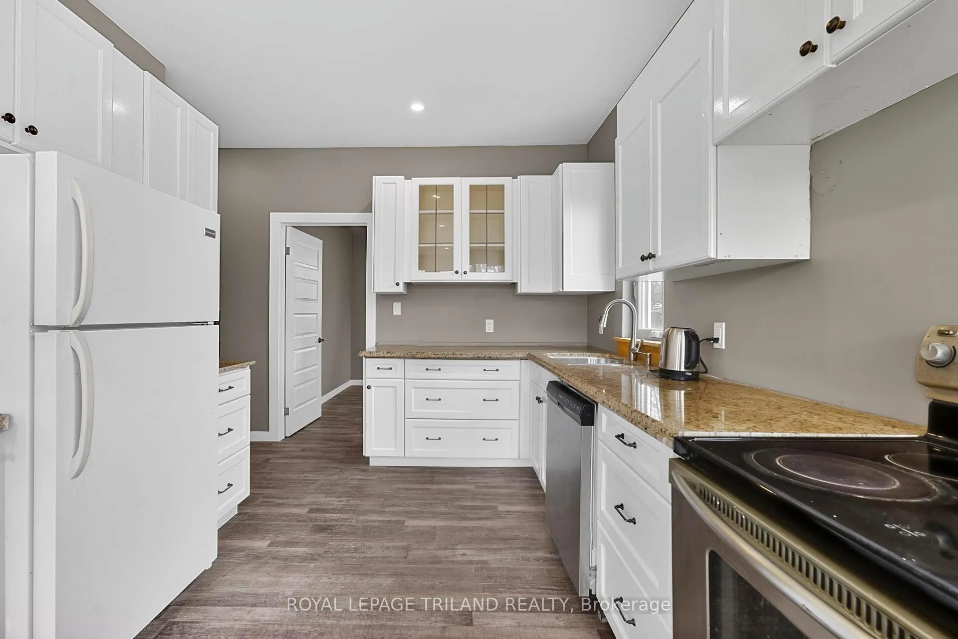 Photo 16 of 6043 Franks Road, Lambton Shores, Kettle Point — HOMEH