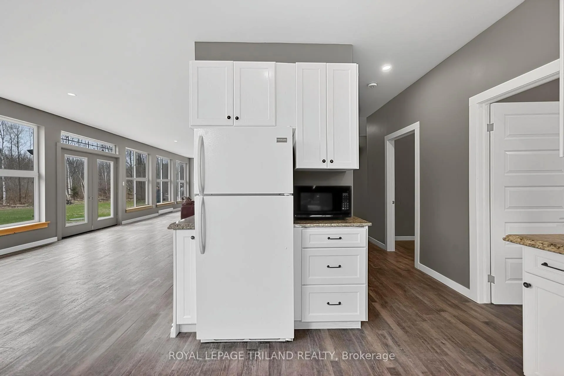 Photo 17 of 6043 Franks Road, Lambton Shores, Kettle Point — HOMEH