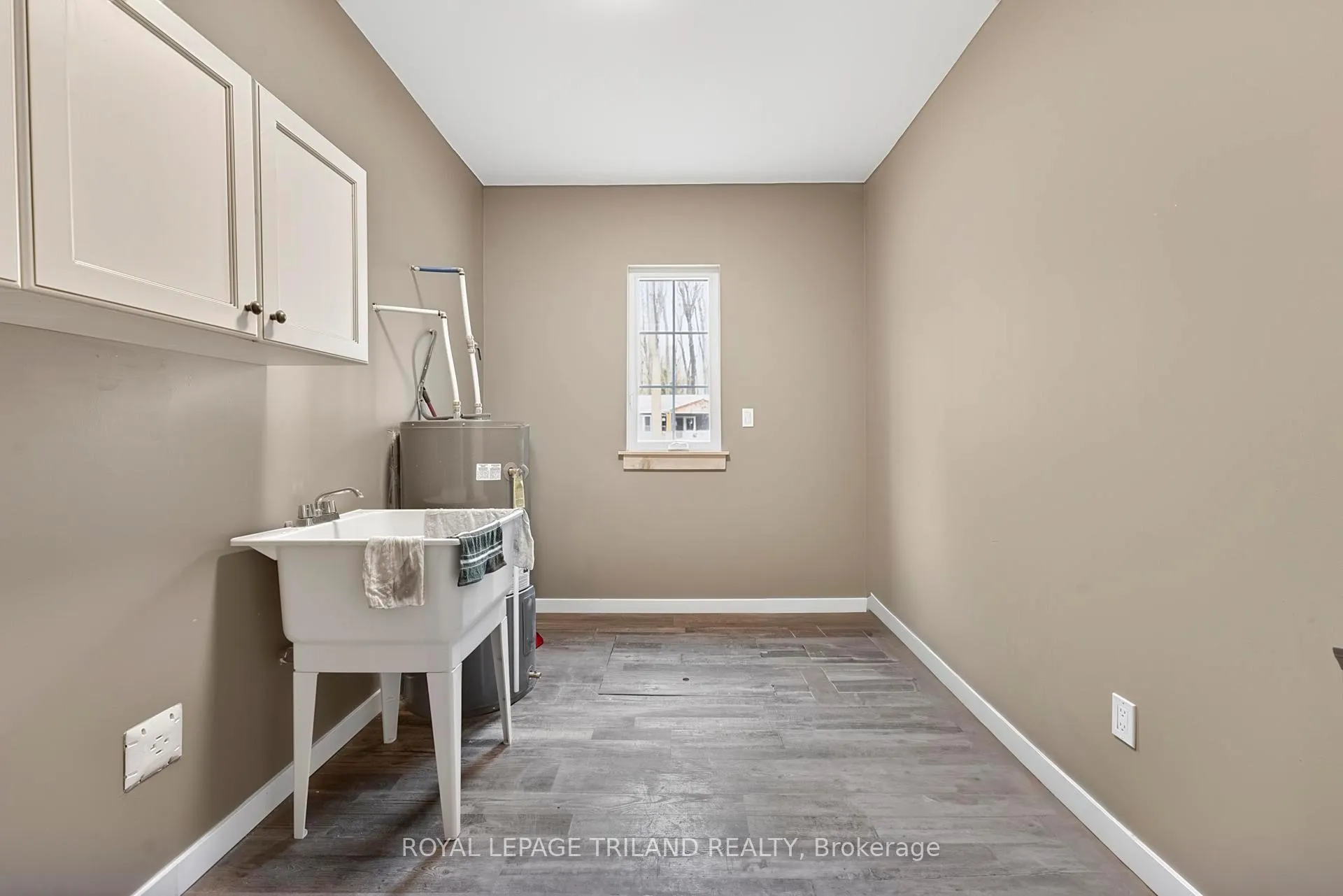 Photo 23 of 6043 Franks Road, Lambton Shores, Kettle Point — HOMEH