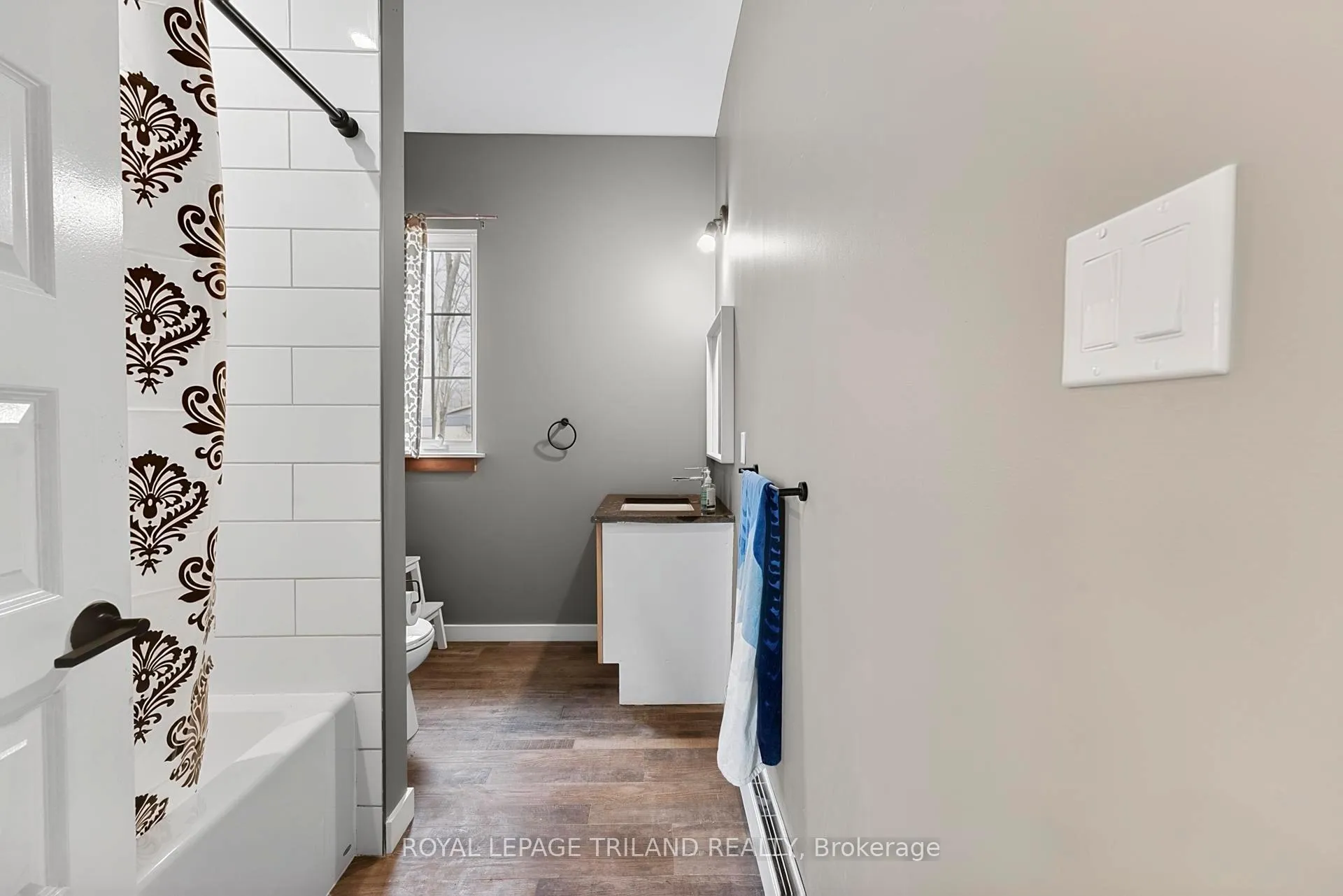 Photo 25 of 6043 Franks Road, Lambton Shores, Kettle Point — HOMEH