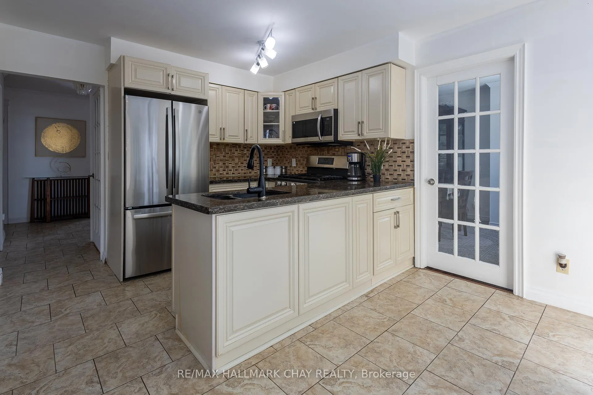 Photo 9 of 26 Orwell Crescent, Barrie, Letitia Heights — HOMEH