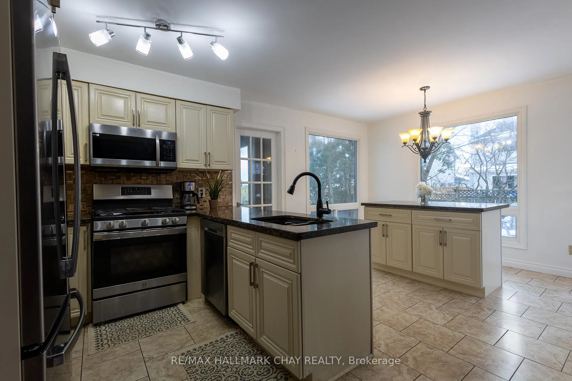 Photo 10 of 26 Orwell Crescent, Barrie, Letitia Heights — HOMEH