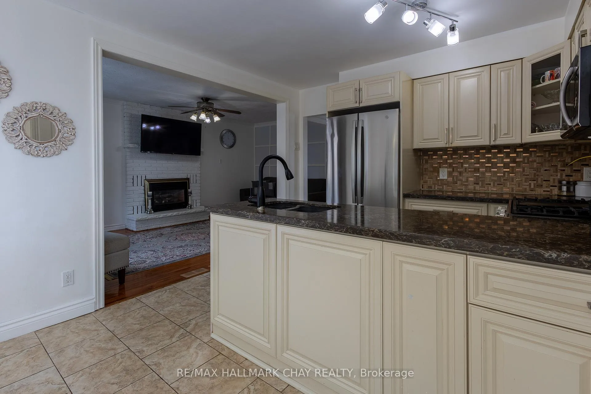 Photo 11 of 26 Orwell Crescent, Barrie, Letitia Heights — HOMEH