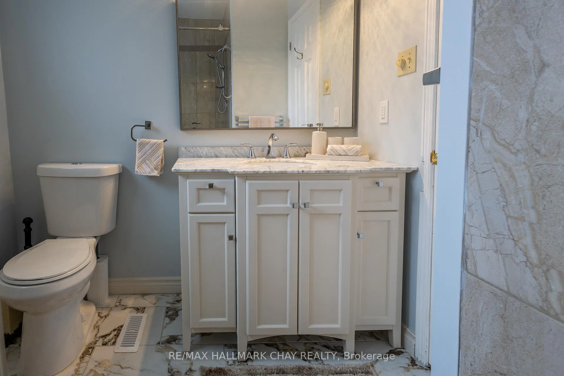 Photo 22 of 26 Orwell Crescent, Barrie, Letitia Heights — HOMEH