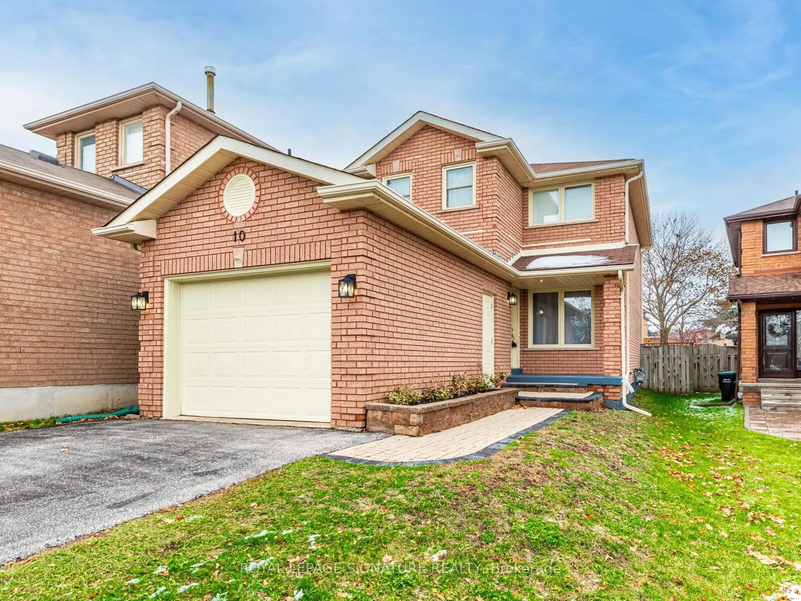 Photo 3 of 10 Laidlaw Drive, Barrie, West Bayfield — HOMEH