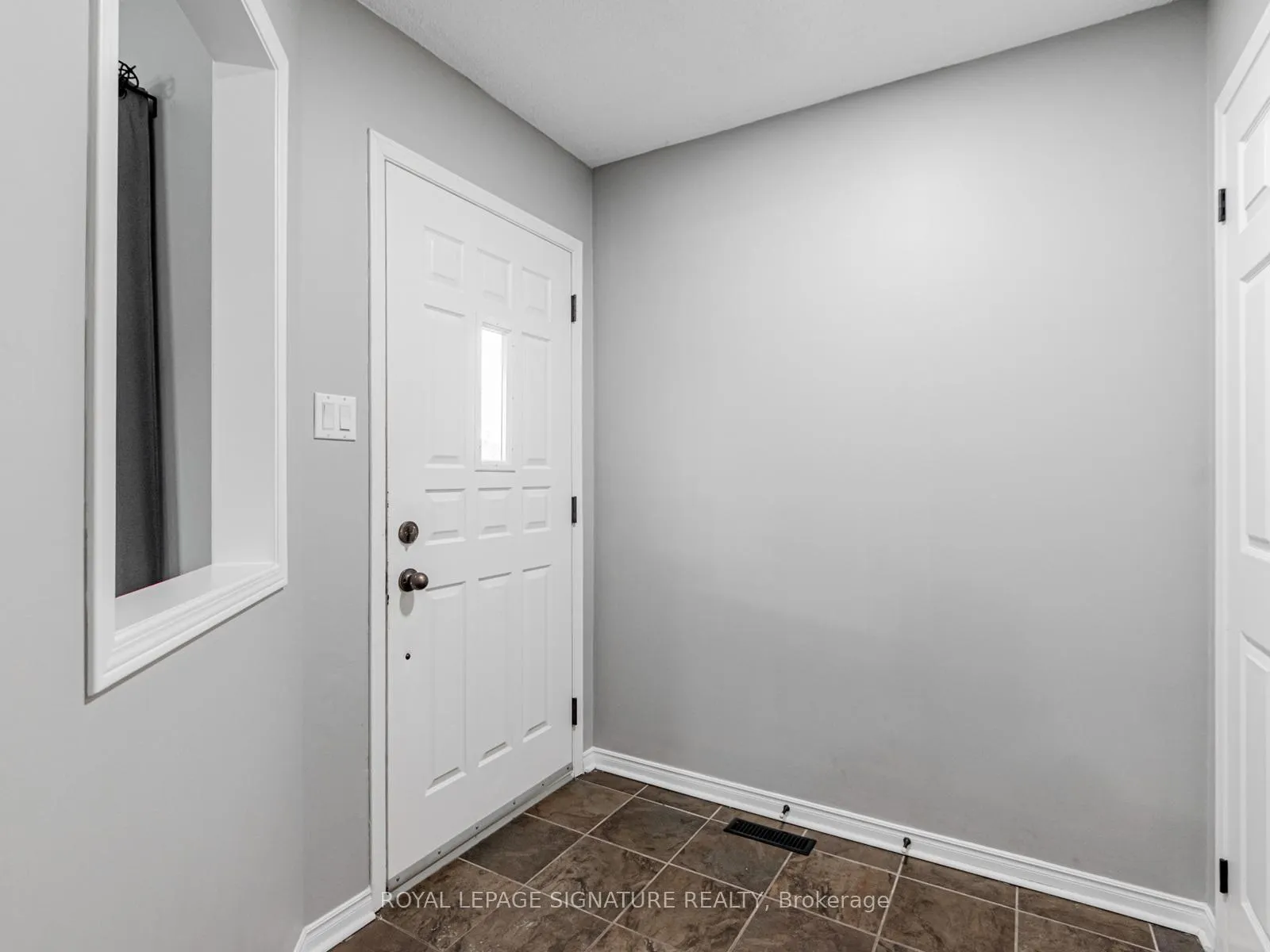 Photo 4 of 10 Laidlaw Drive, Barrie, West Bayfield — HOMEH