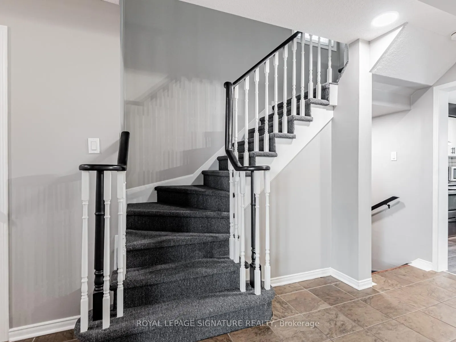 Photo 15 of 10 Laidlaw Drive, Barrie, West Bayfield — HOMEH