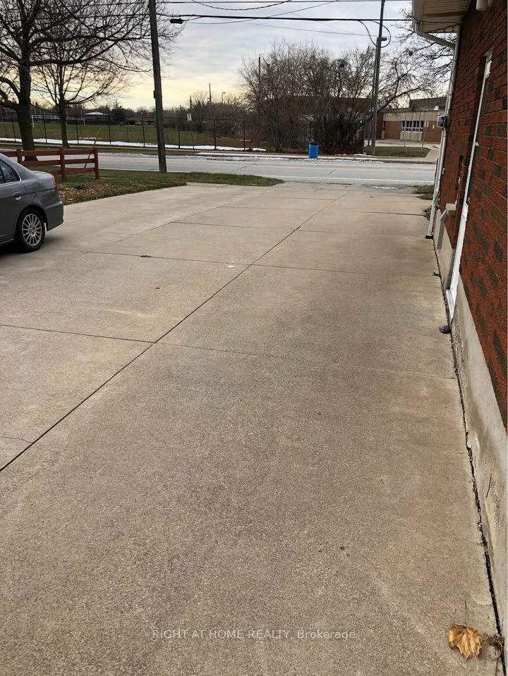 Photo 2 of 564 Lake Street, St. Catharines, Lakeport — HOMEH